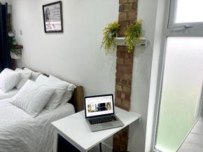 Great Large Studio near Airport - SUPER HOST 2 YEARS RUNNING!